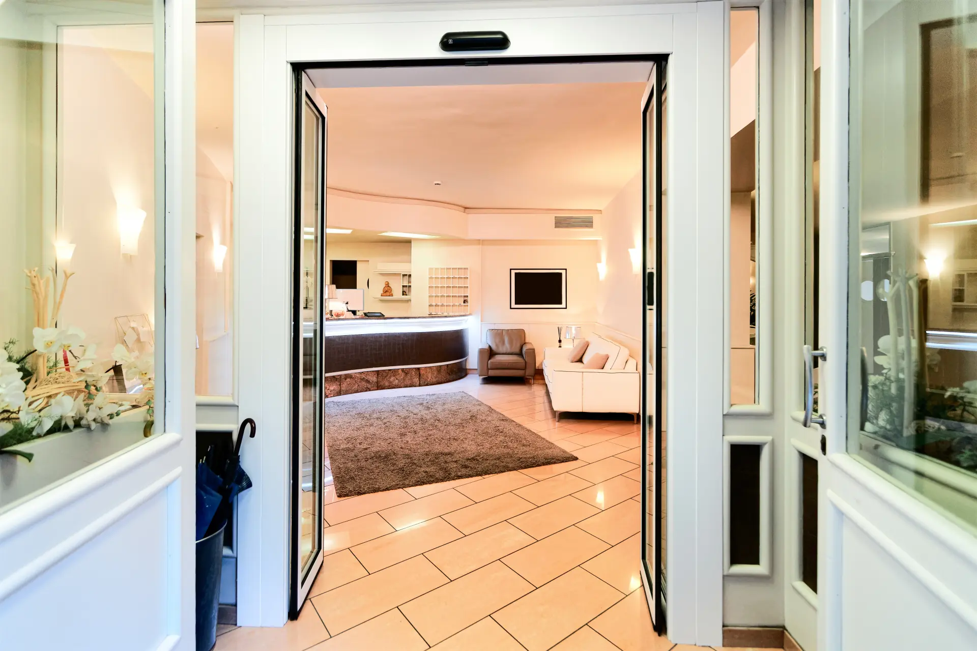 How Automatic Doors Improve Customer Experience Image